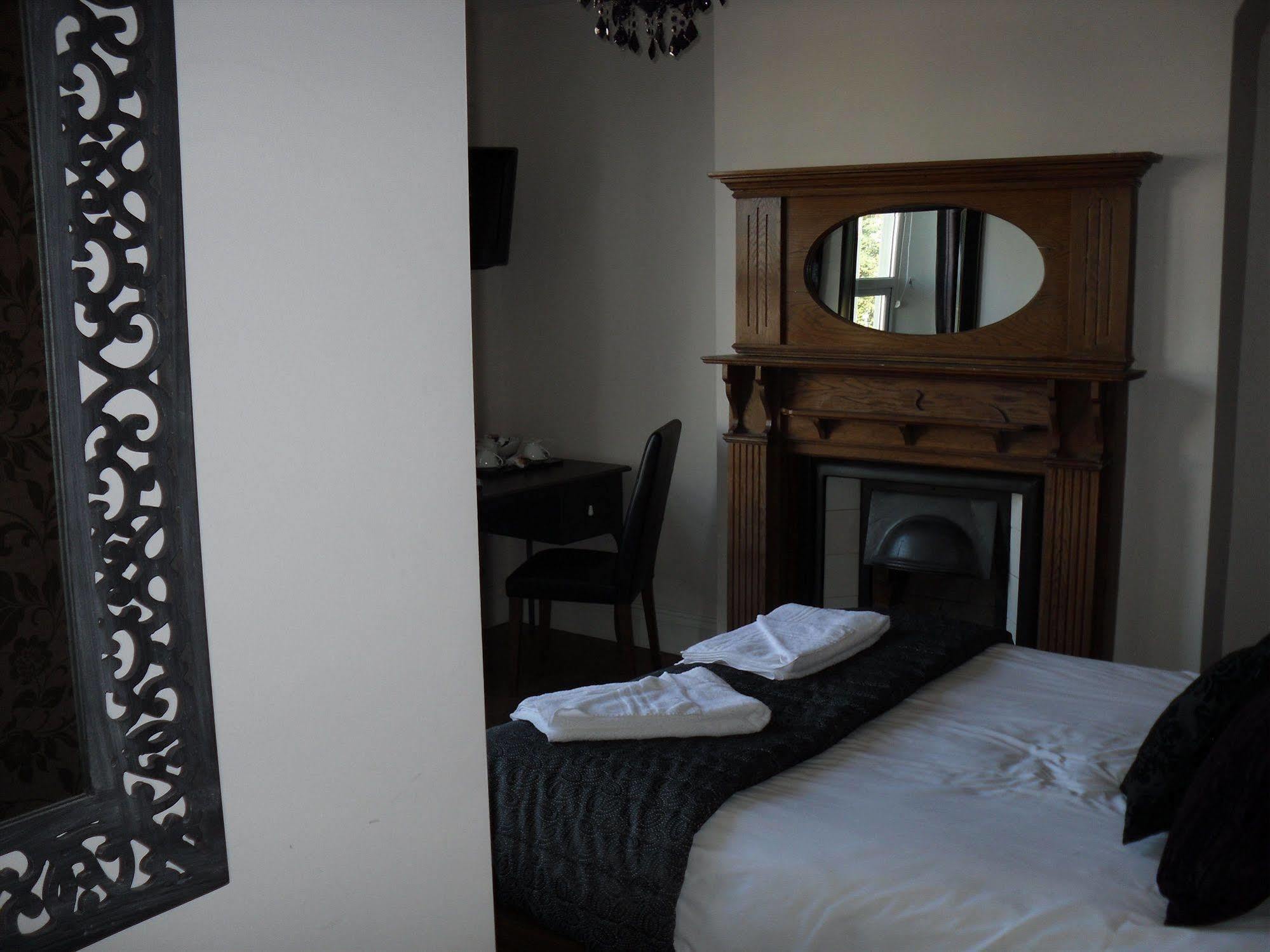 Number One Hundred Bed And Breakfast Cardiff Exterior foto